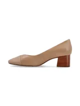 Zapato de tacón medio modelo Marcela, color visón, confeccionado en cuero graneado con puntera en cuero con textura reptil. Cuenta con tacón ancho efecto madera, puntera redondeada y pequeño aplique metálico dorado con el logo de la marca en el talón.