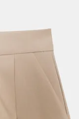 Shorts de tiro medio con bolsillos laterales y detalle de pinzas delanteras. Cierre frontal con cremallera, botón interior y gancho metálico.