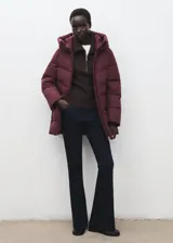 Campera acolchada de corte recto y diseño puffer, color bordó. Cuenta con capucha, cuello alto, cierre frontal de cremallera doble y dos bolsillos laterales con cierre. Presenta mangas largas con puños elásticos y acabado repelente al agua.