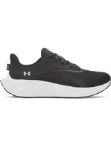 Championes de running Under Armour modelo W Ascend, diseñados específicamente para mujer. Presentan una parte superior de malla transpirable en color negro con refuerzos en el mediopié y el logo de la marca en el lateral. Cuentan con una entresuela blanca de amortiguación Charged+ Cushioning y suela de goma resistente.