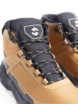 Bota de trekking Scandinavian color verde oliva y negro, con diseño de caña media, suela robusta con efecto salpicado y tecnología impermeable.
