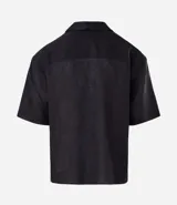 Camisa masculina blanca de lino, modelo boxy, con cuello bowling, manga corta y abotonado delantero.