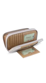 Billetera larga de diseño rectangular en tono beige, confeccionada en símil cuero con textura combinada. Cuenta con doble compartimento principal con cierre, solapa frontal con broche a presión, visor para documentos y tarjetero extraíble. Incluye monedero interno y múltiples espacios para billetes y tarjetas.
