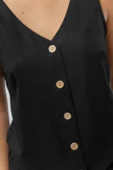 Vestido largo de lino con escote en V, diseño recto y fluido, con cierre frontal abotonado mediante botones de madera.