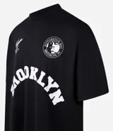 Remera negra de poliéster con corte oversized, cuello redondo, manga corta y estampa frontal con lettering y logo de Notorius BIG.