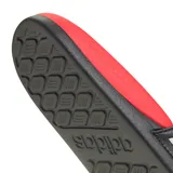 Ojotas adidas Adilette Comfort 2.0, de base roja y faja ancha negra con tres rayas blancas características de la marca.