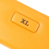 Billetera tipo fichero color camel, de símil cuero, con cierre perimetral y herrajes plateados. Posee diez compartimentos internos y un bolsillo con cierre.