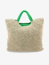 Bolso tipo tote grande confeccionado en papel tejido con trama calada estilo crochet, color beige, con asas de mano negras tejidas. Cuenta con interior forrado y bolsillo interno con cierre.