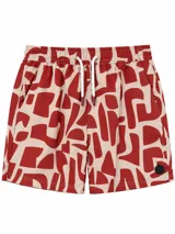 Short de baño con estampado geométrico abstracto en color rojo sobre fondo beige, cintura elástica con cordón de ajuste blanco y bolsillos laterales.