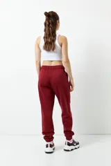 Pantalón de jogging negro de algodón con interior de felpa, bolsillos laterales, cintura elástica y puños ajustados.