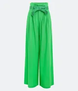 Pantalón acampanado de lino color celeste, con bolsillos, cinturón bordado y pliegues delanteros.