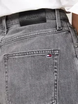 Pantalón jean gris de corte amplio y recto, con tiro alto y efecto lavado.