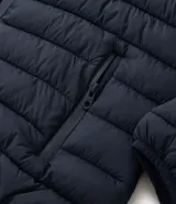 Campera puffer ultraligera Marfinno color negro, con cuello alto, cierre frontal por cremallera y bolsillos laterales.