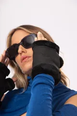 Guantes mitones negros de cuero con borde de lana natural.