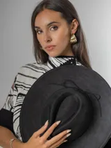 Sweater de tejido de punto con diseño estampado floral en tonos blanco, negro y tostado. Presenta cuello semi polera, mangas cortas hasta el codo con puños anchos y corte holgado.