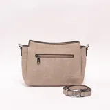 Bandolera de cuero sintético beige con textura símil cocodrilo, diseño estructurado y herrajes metálicos plateados. Cuenta con bolsillo trasero con cierre y correa ajustable y desmontable.