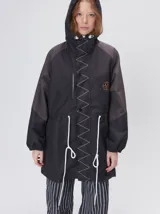 Campera tipo piloto con capucha, cierre frontal con botones y detalle de costuras en zigzag. Presenta cordones ajustables en la cintura y capucha, puños elásticos y logo bordado en el pecho.