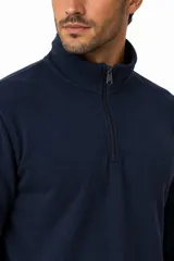 Buzo de polar color gris oscuro con cuello alto y cierre frontal parcial.