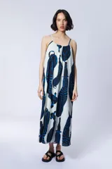 Vestido largo blanco con estampado de cebras en color azul, de breteles finos y corte holgado.