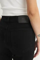 Pantalón de jean negro de corte Oxford con aberturas en el ruedo.