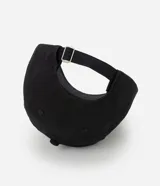 Gorra de sarga de algodón en color negro, con ala curva y detalle de estrella metálica en la parte frontal. Cuenta con ajuste de hebilla en la parte posterior.