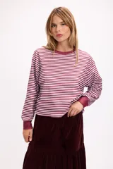 Remera de manga larga con diseño a rayas horizontales en color rojo y rosa, cuello redondo y puños elásticos.