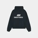 Hoodie de color azul marino con corte oversize, capucha y bolsillo canguro frontal. Estampado frontal en blanco con el logo y el texto "EMESTUDIOS".