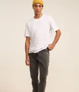 Pantalón de jean corte skinny, color gris oscuro, con cierre tradicional y bolsillos laterales y traseros.