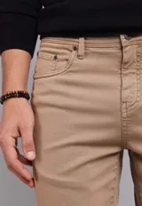 Pantalón negro de corte recto, estilo jeans de cinco bolsillos, confeccionado en algodón y elastano.