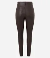 Pantalón skinny de mujer Cortelle, confeccionado en sarga de acabado resinado color marrón oscuro, con cintura mediana, bolsillos y cierre delantero tradicional.