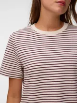Remera de manga corta con hombros caídos y cuello redondo, de corte regular, confeccionada en algodón orgánico con diseño de rayas horizontales.