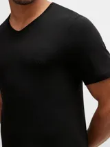 Pack de tres remeras negras de algodón con cuello en V.