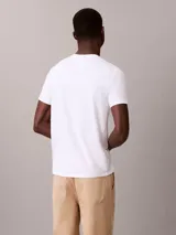 Remera de manga corta Calvin Klein, confeccionada en tejido liquid stretch de algodón con elastano. Presenta cuello redondo y logo de la marca bordado en el pecho.