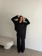 Pantalón negro de lanilla, de corte recto y holgado.
