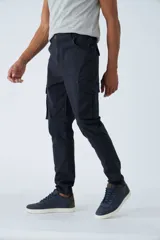 Pantalón cargo de corte slim, color verde militar, con cierre frontal, botón en la cintura, pasacintos y bolsillos laterales con solapa y botones.