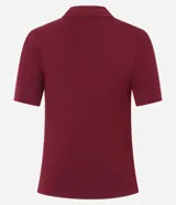 Blusa polo de punto color mostaza, ajustada al cuerpo, con cuello y manga corta. Presenta una cremallera frontal que llega hasta el escote.