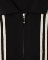 Sweater de punto con cierre frontal completo, cuello tipo polo y diseño de rayas verticales en contraste. Cuenta con dos bolsillos frontales y puños acanalados.