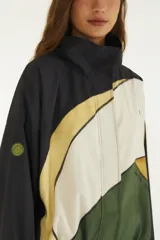 Campera corta Vento Tuca Tropical ligera de cuello alto y cierre frontal, con diseño colorido inspirado en la naturaleza.