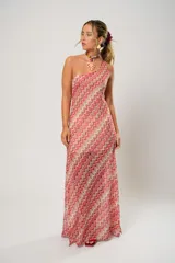 Vestido midi de crochet con diseño de ondas en tonos rojo, rosa y beige. Tiene un solo hombro y tajos laterales.