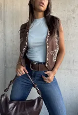 Musculosa celeste de algodón, con cuello alto y corte ajustado.