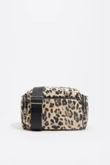 Bolso bandolera Bimba y Lola de tamaño pequeño, confeccionado en nylon con estampado animal print. Presenta estructura blanda, asa regulable de tejido negro, cierre principal con cremallera y bolsillos laterales con cierre.