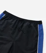 Pantalón deportivo de corte recto confeccionado en microfibra de poliamida, color negro con paneles laterales en color violeta y detalles en blanco. Cuenta con cintura elástica con cordón ajustable.