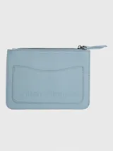 Cartera tipo bandolera Hush Puppies de color negro, con solapa frontal y cierre. Presenta una correa ajustable con el logo de la marca y detalles metálicos.