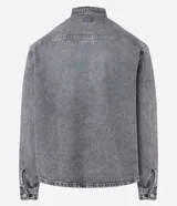 Camisa masculina de denim de algodón con efecto marmolado, corte oversized tipo boxy, cuello camisero, mangas largas, cierre frontal con botones y dos bolsillos frontales con solapa en el pecho.