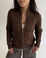 Sweater tipo campera de punto color marrón, con diseño de trenzas verticales, cuello alto y cierre frontal completo.