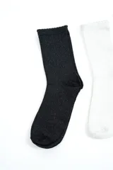 Pack de tres pares de medias estilo crew con acabado brillante con lúrex, en colores negro, blanco y lila.