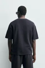 Sudadera de manga corta con corte relajado, confeccionada en tejido interlock de algodón con elasticidad y cuello redondo.