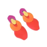 Aros colgantes con piezas geométricas de acrílico en colores fucsia, amarillo, naranja y rojo.