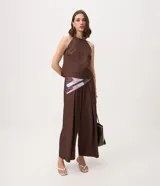 Pantalón sastrero wide leg color marrón, con diseño de perneras amplias, tiro alto y pinzas delanteras.