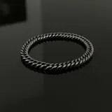 Pulsera de acero con diseño de eslabones tipo cadena cubana, con acabado envejecido.